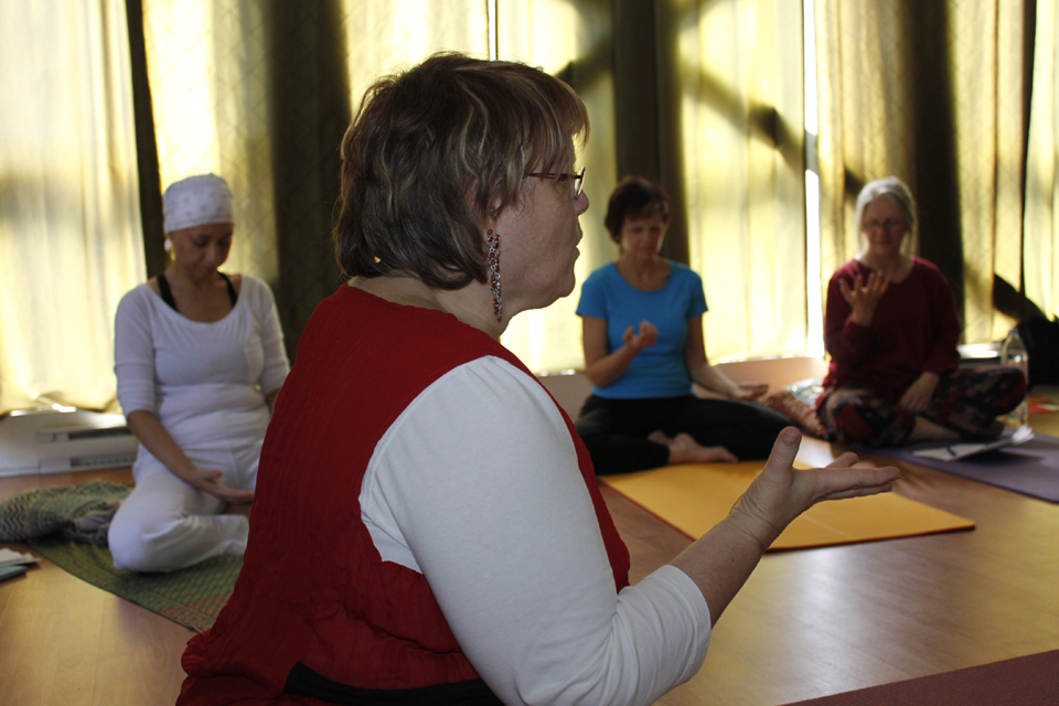 Locana qui enseigne la science des mudras